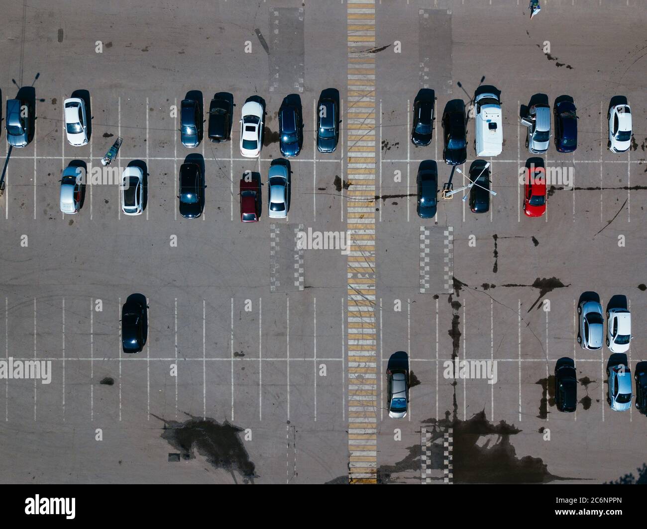 Vue de dessus du grand parking pris par drone Banque D'Images