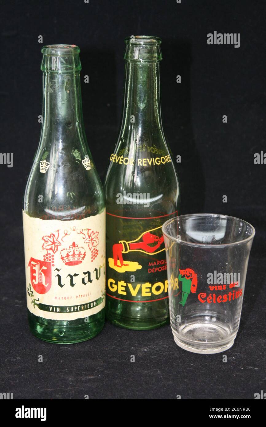 Bouteilles et verre sérigraphies de vin vers 1960 Geveor Kiravi Celestins Banque D'Images