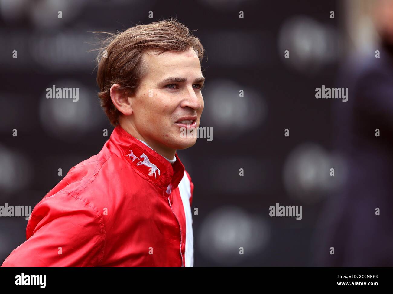 Jockey Nicky Mackay est interviewé par ITV Racing après avoir remporté le championnat britannique Stalion Studs EBF Filliess' handicap avec Indie Angel le troisième jour du Moet et Chandon juillet Festival à Newmarket Racecourse. Banque D'Images