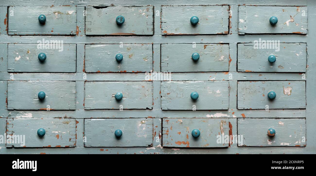 Arrière-plans et textures : ancien coffret en bois bleu avec tiroirs, vue de face, gros plan Banque D'Images