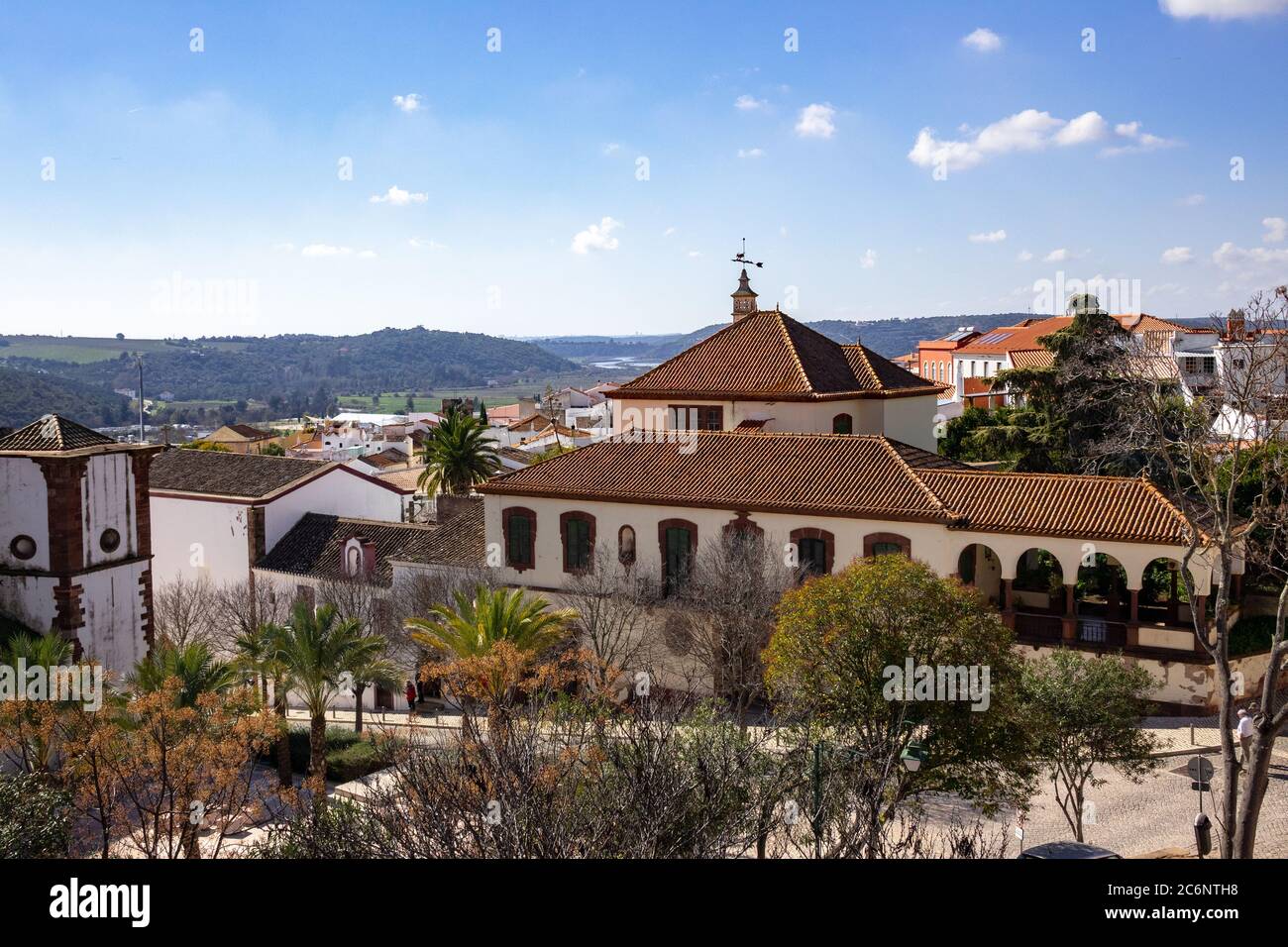 Vue depuis les remparts du château de Silves City et Valley dans l'Algarve Portugal Banque D'Images