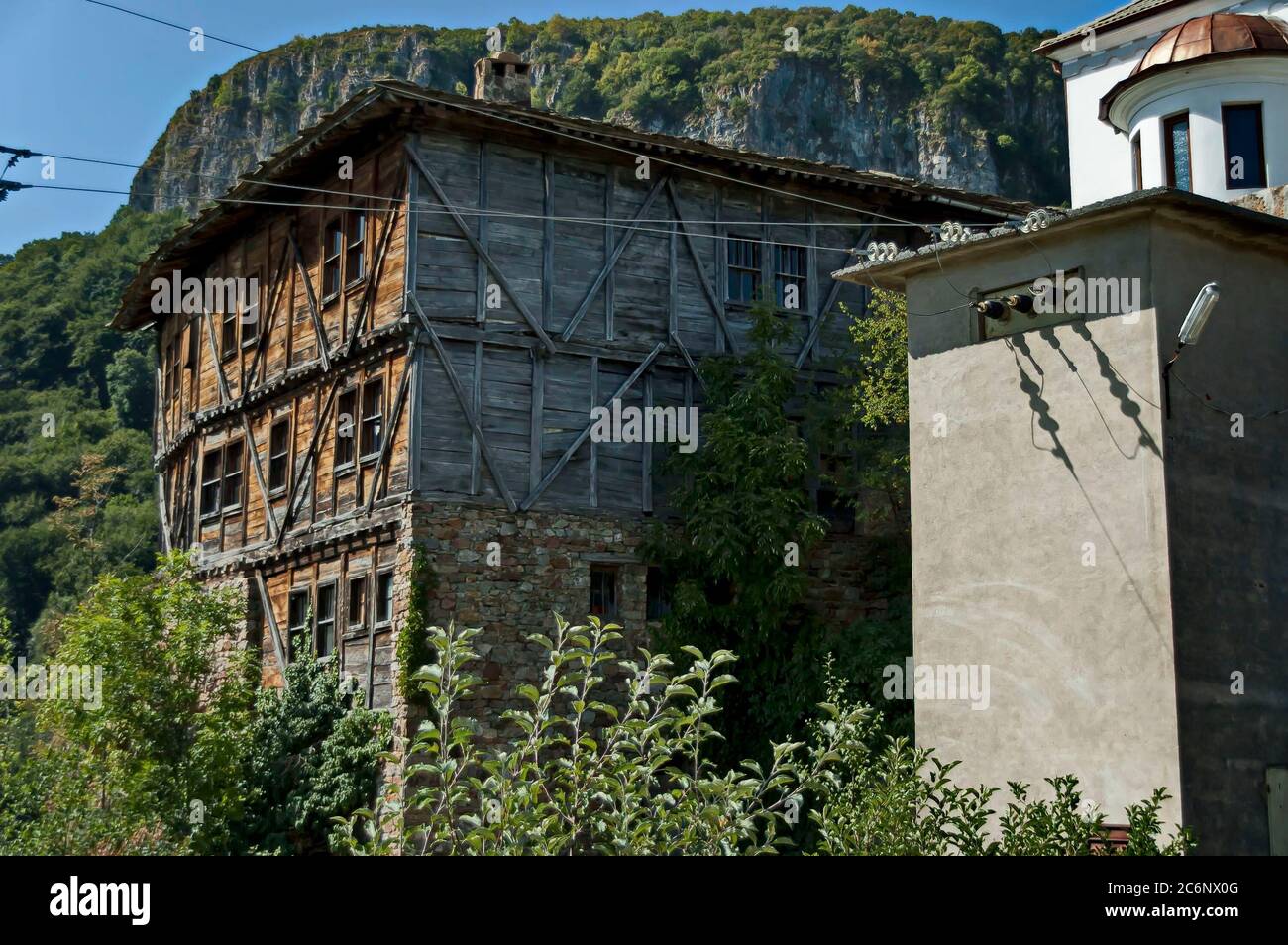 Monastère orthodoxe de l'est de Glozhene Saint-George, construit du 13 siècle et église à croix, situé sur les pentes nord de la montagne des Balkans Banque D'Images