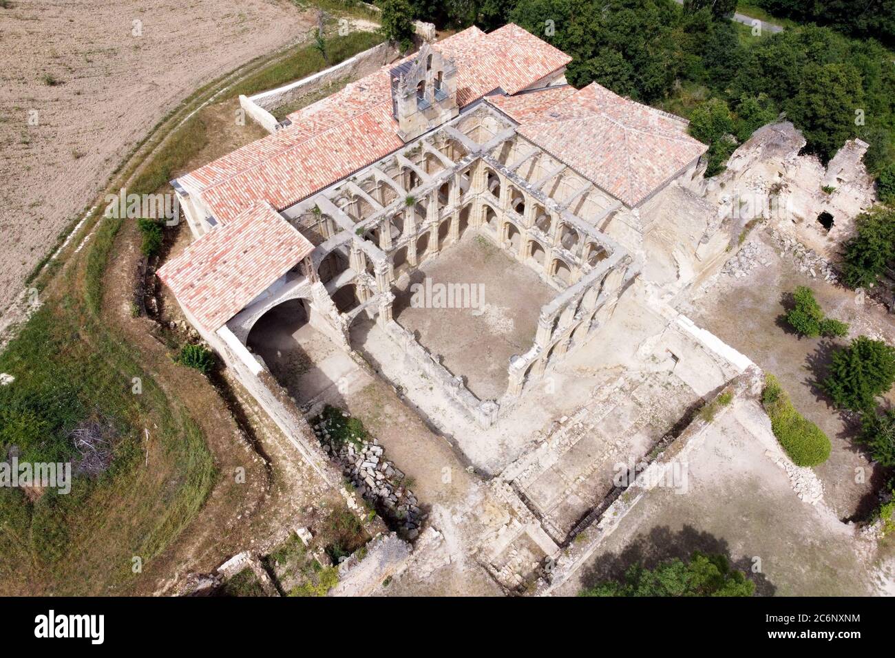 Vue aérienne des ruines d'un ancien monastère abandonné à Santa Maria de Riosoco, Burgos, Espagne. Photo de haute qualité Banque D'Images