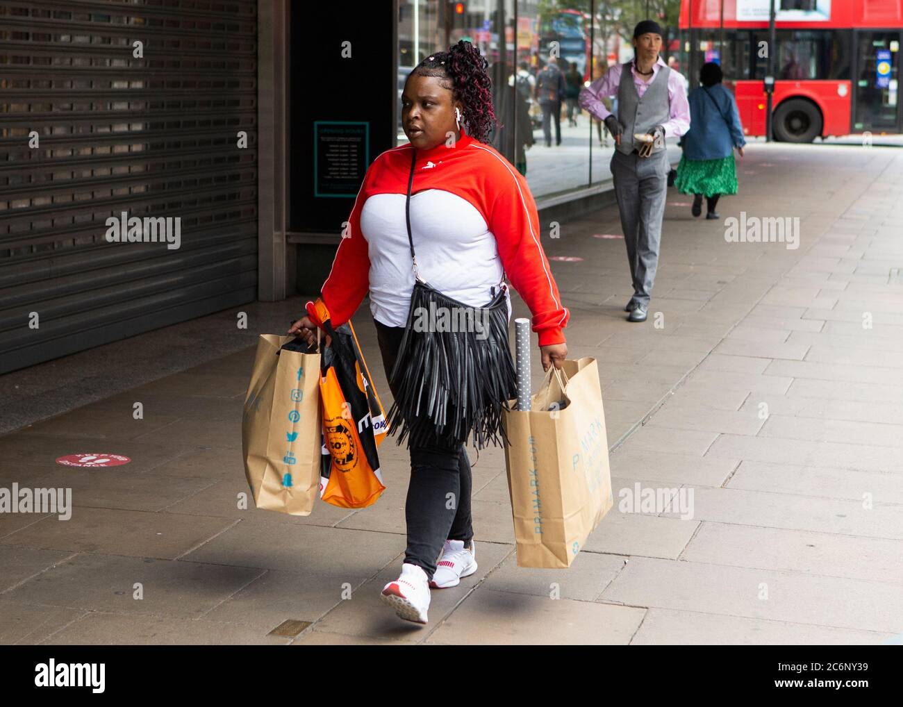 Londres, Royaume-Uni. 11 juillet. Un acheteur qui s'est promenée dans Oxford Street alors que les habitants de Londres se préparent à la possibilité que les revêtements deviennent obligatoires dans les magasins et autres lieux publics du Royaume-Uni. (Crédit : Jacques Feeney | MI News) crédit : MI News & Sport /Alay Live News Banque D'Images