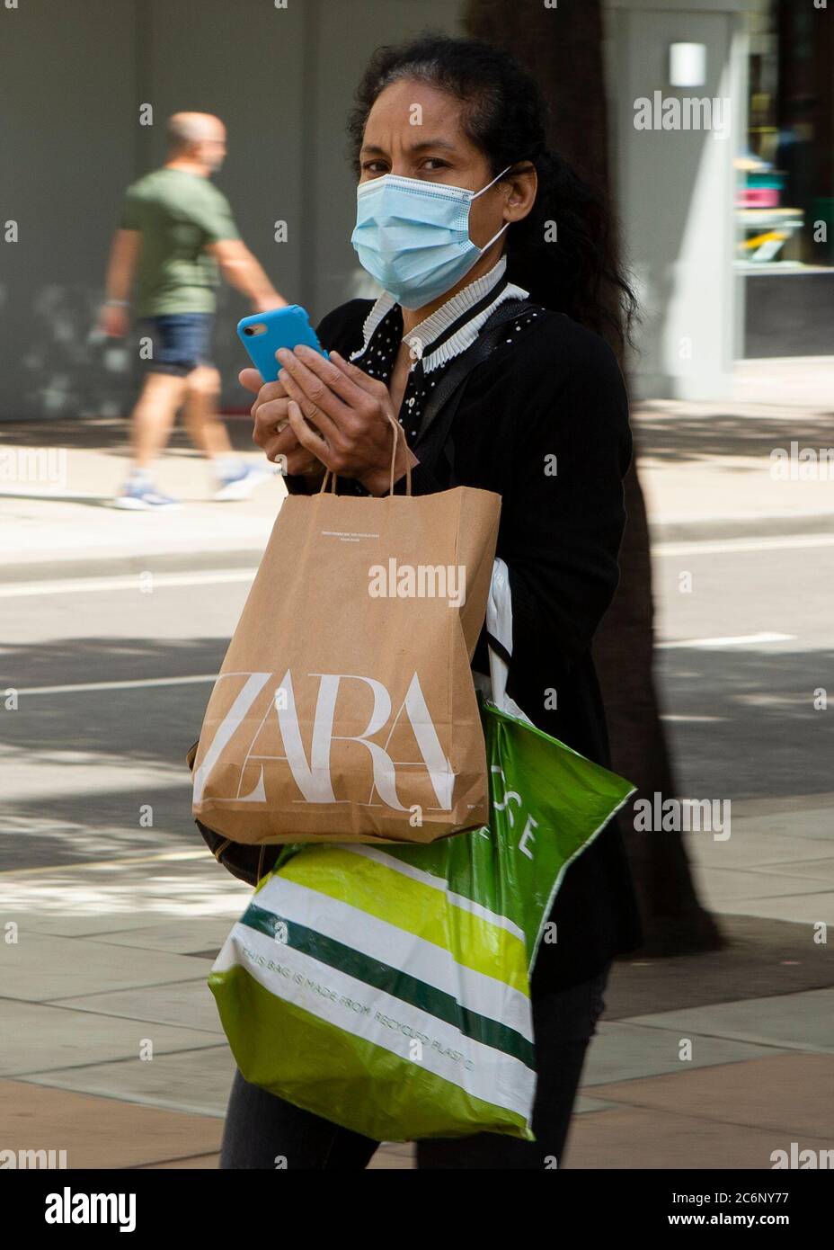 Londres, Royaume-Uni. 11 juillet. Un shopper avec un masque facial protecteur qui descend Oxford Street alors que les gens de Londres se préparent à la possibilité que les revêtements faciaux deviennent obligatoires dans les magasins et autres lieux publics à travers le Royaume-Uni. (Crédit : Jacques Feeney | MI News) crédit : MI News & Sport /Alay Live News Banque D'Images