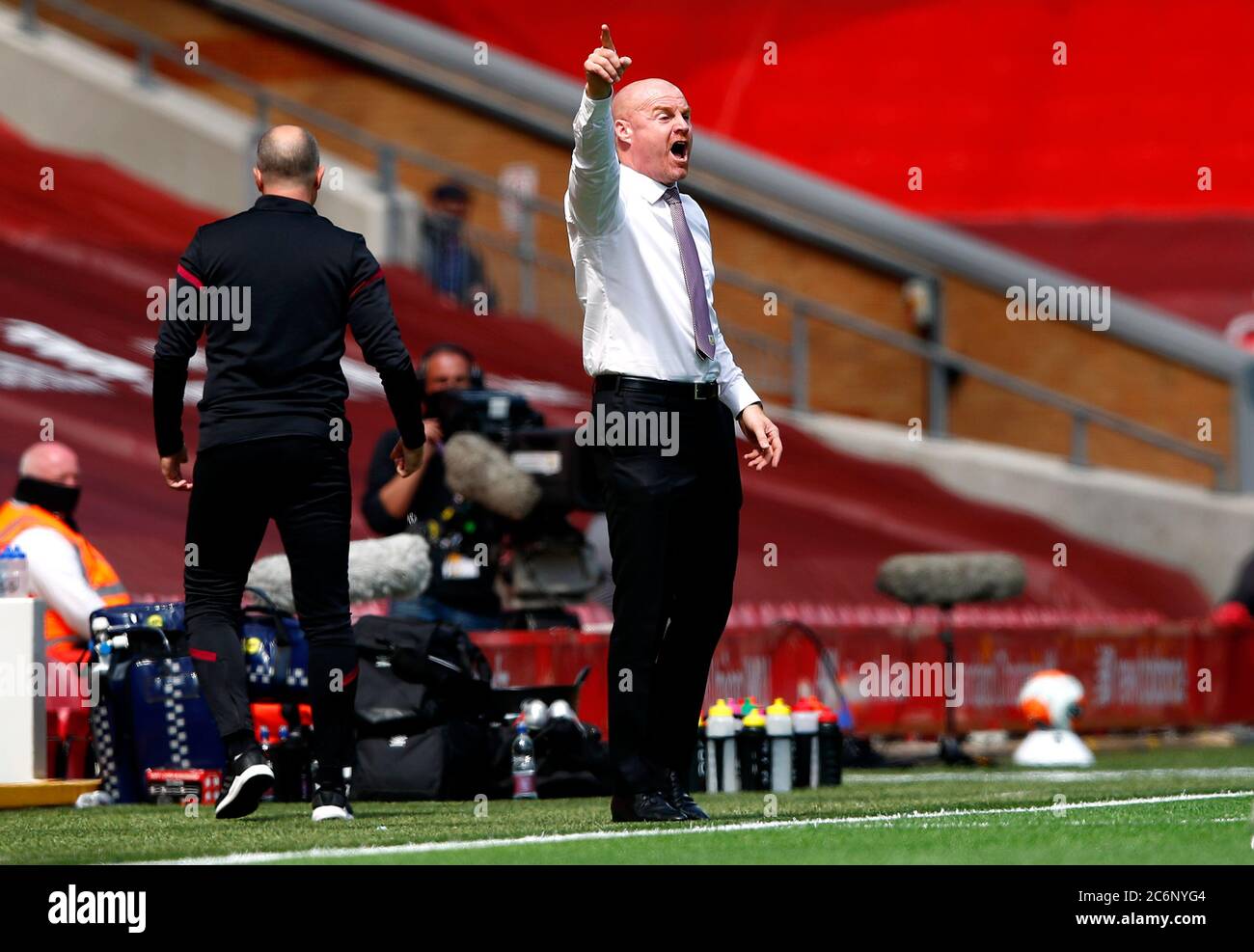 Sean Dyche, responsable de Burnley, donne des cours à ses joueurs lors du match de la Premier League au stade Anfield, à Liverpool. Banque D'Images