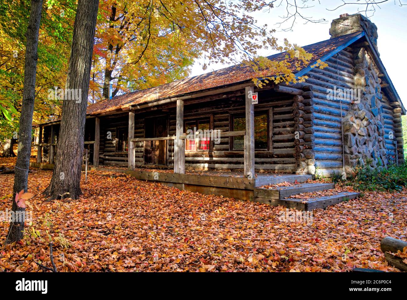 Véranda et fenêtres d'une cabane historique en bois de pionnier, King City, Ontario, Canada. Banque D'Images