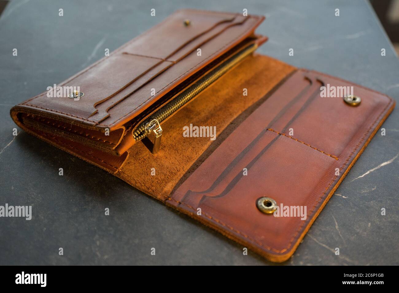 Portefeuille en cuir artisanal marron demi-tour. Sac à main en cuir marron  sur fond sombre Photo Stock - Alamy