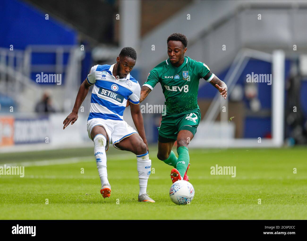 Londres, Royaume-Uni . 11 juillet 2020 ; The Kiyan Prince Foundation Stadium, Londres, Angleterre ; championnat d'Angleterre de football, Queen Park Rangers contre Sheffield mercredi ; Moses Odubajo de Sheffield défis du mercredi Olamide Shoipo de Queens Park Rangers crédit: Images de sports action plus/Alamy Live News crédit: Images de sports action plus/Alamy Live News Banque D'Images