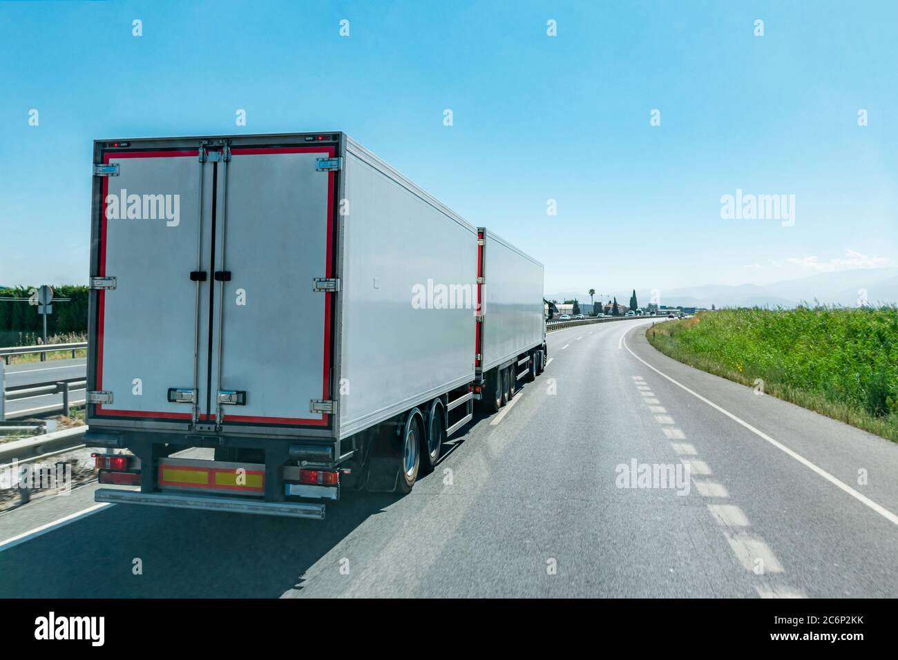 Méga-camion ou train routier, véhicule spécial composé d'un camion et de  deux remorques homologué pour transporter 60 tonnes Photo Stock - Alamy