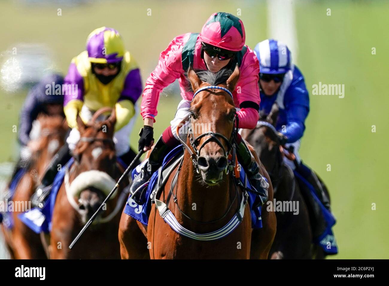 Oxted, monté par Cieren Fallon (centre rose), remporte les enjeux de la coupe de juillet Darley à Newmarket le troisième jour du festival de juillet Moet et Chandon à l'hippodrome de Newmarket. Banque D'Images