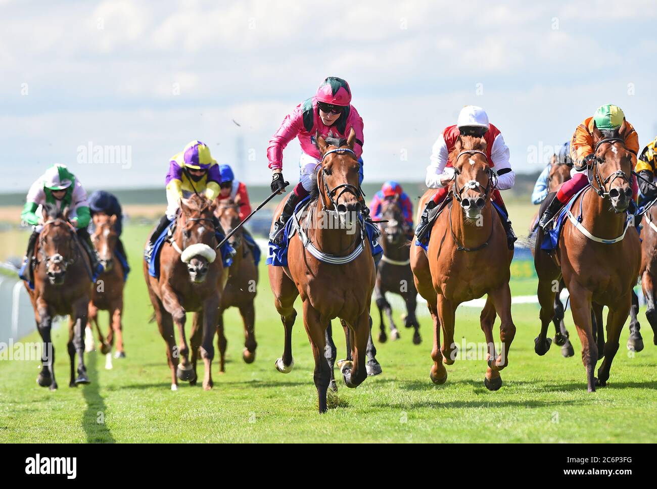 Oxted, monté par Cieren Fallon (au centre), remporte les enjeux de la coupe de juillet Darley le troisième jour du festival de juillet Moet et Chandon à l'hippodrome de Newmarket. Banque D'Images