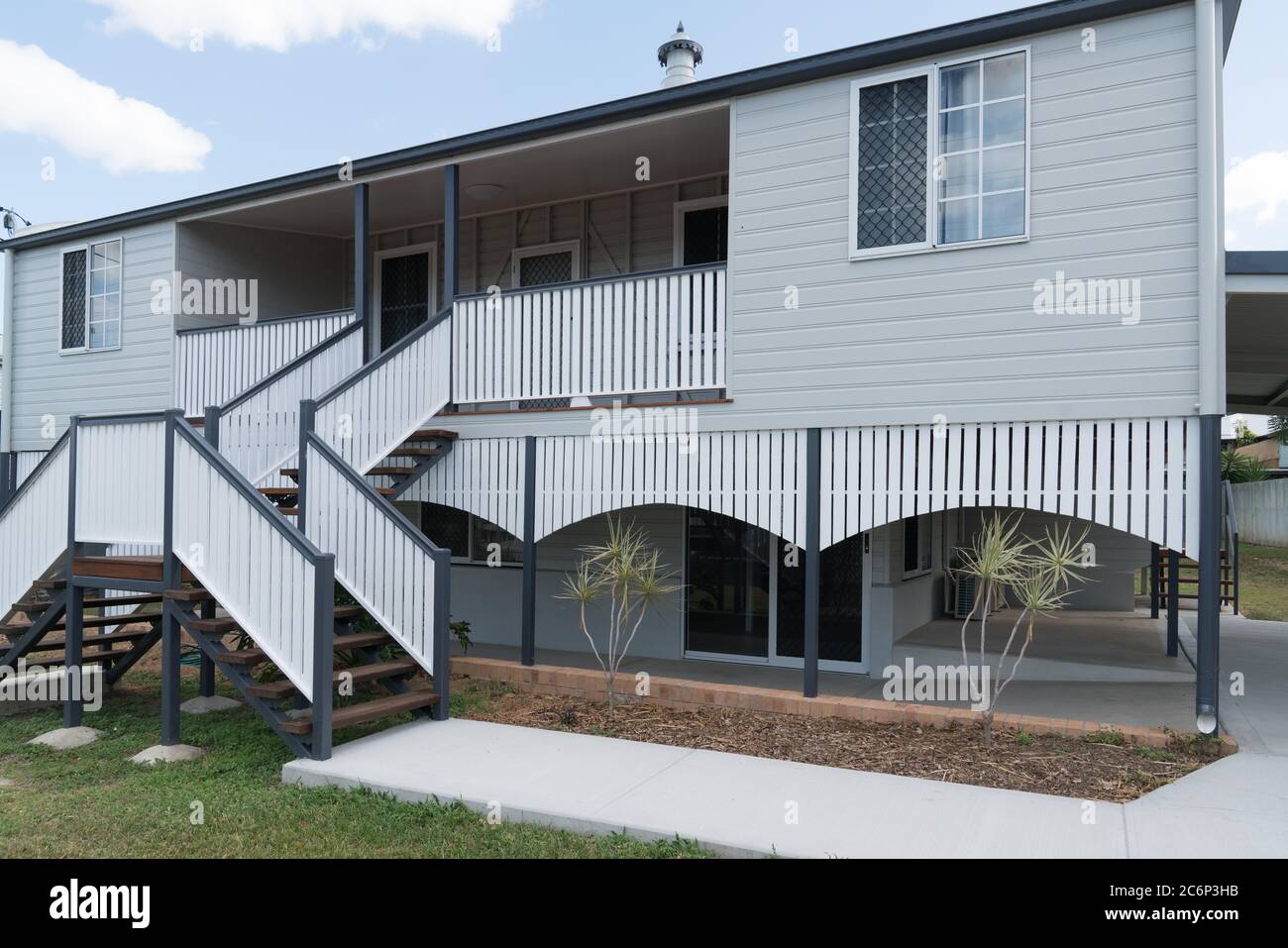 Maison style ancien Queenslander après rénovation et repeint, nouveaux escaliers doubles Banque D'Images