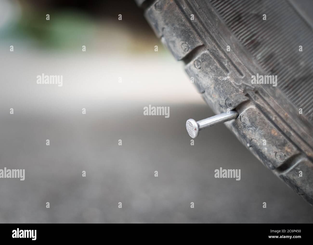 Gros plan de l'aiguille en métal de la tête de bouton coincé pour percer le  pneu de roue Photo Stock - Alamy