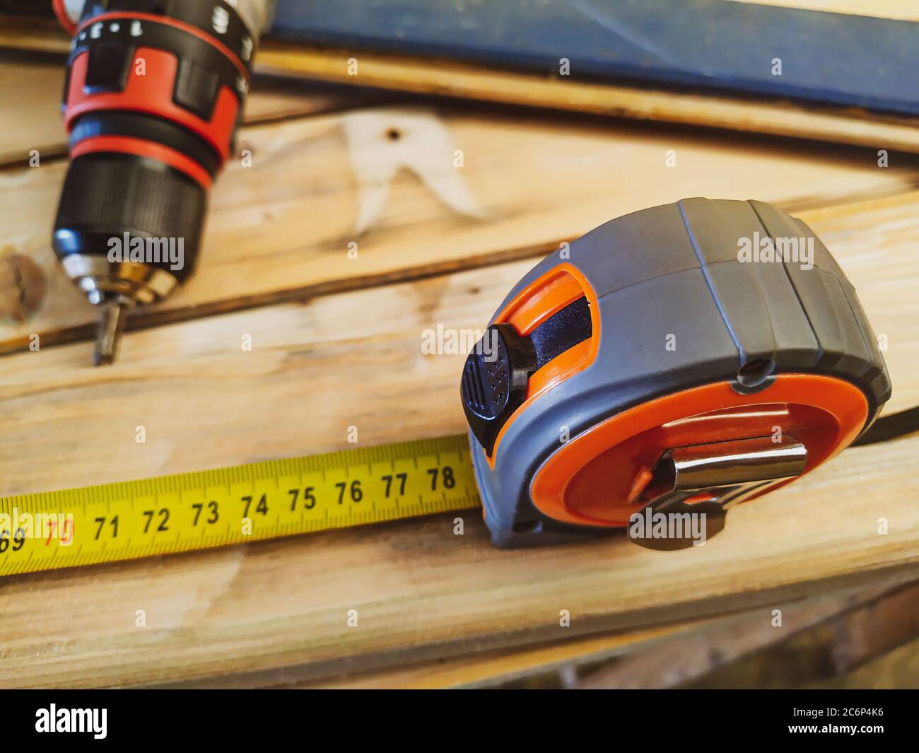 Outils de bricolage : compteur et foret sur une surface de travail Banque D'Images