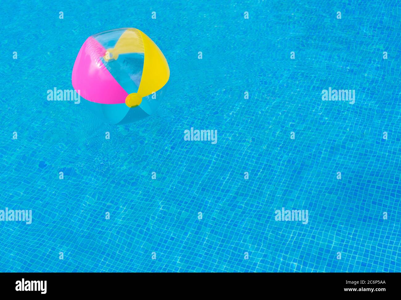 Ballon de plage infable sur la surface de l'eau de la piscine Banque D'Images