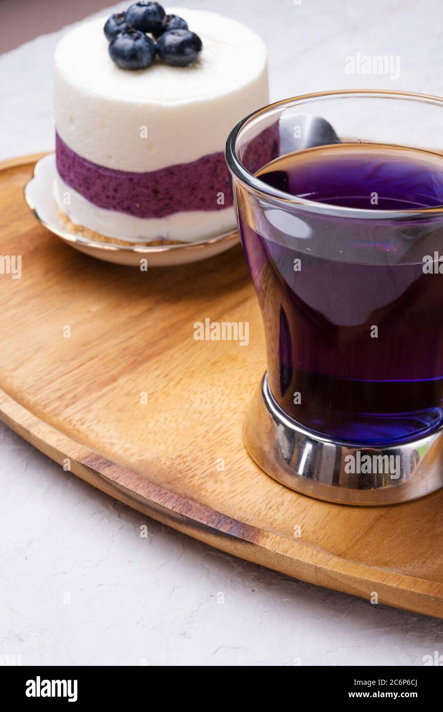 The Biologique Aux Plantes Aux Fleurs De Pois Papillons Clitoriums Ou Pois Bleus The Bleu Thailandais Servi Avec Gateau Aux Myrtilles Sur Plateau En Bois Photo Stock Alamy