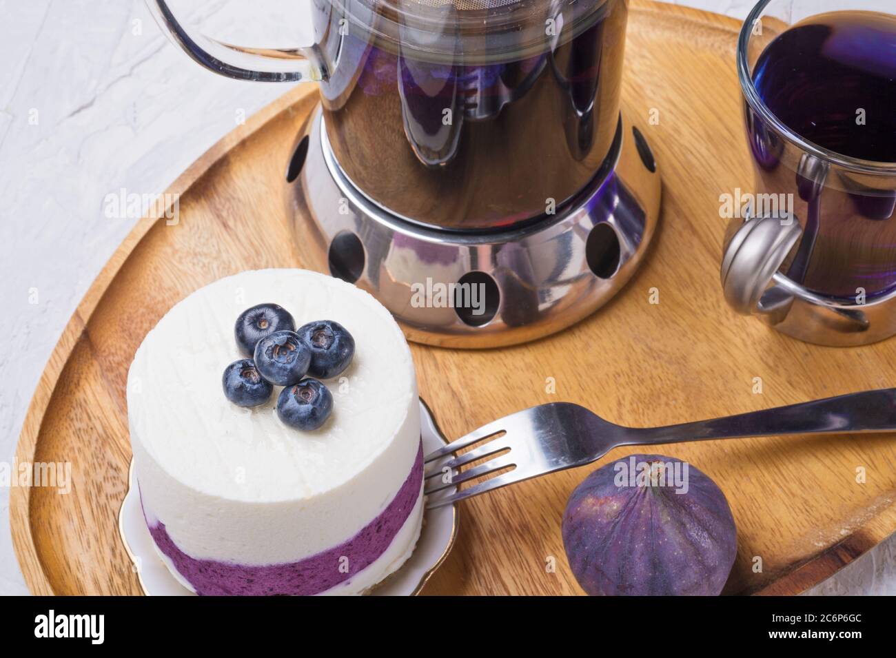 The Biologique Aux Plantes Aux Fleurs De Pois Papillons Clitoriums Ou Pois Bleus The Bleu Thailandais Servi Avec Du Citron Des Figues Fraiches Et Un Gateau Aux Myrtilles Photo Stock Alamy