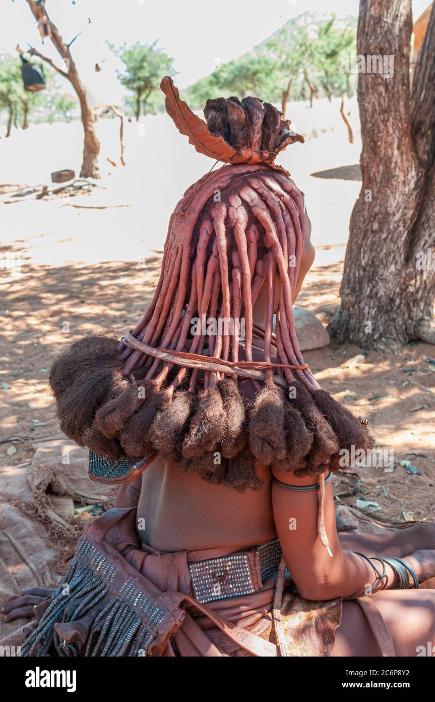 EPUPA, NAMIBIE - 27 MAI 2011 : une femme Himba mariée avec des cheveux traditionnels et une tête de lit ornée posant pour les photographes dans un village Himba près Banque D'Images