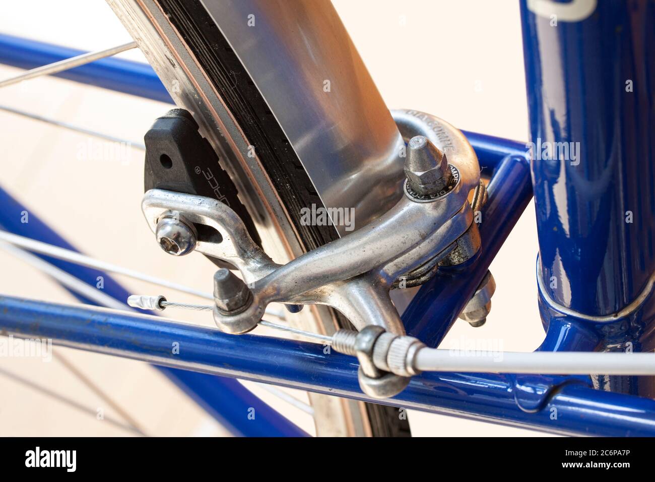 Frein arrière sur vélo sport. Gros plan. Banque D'Images