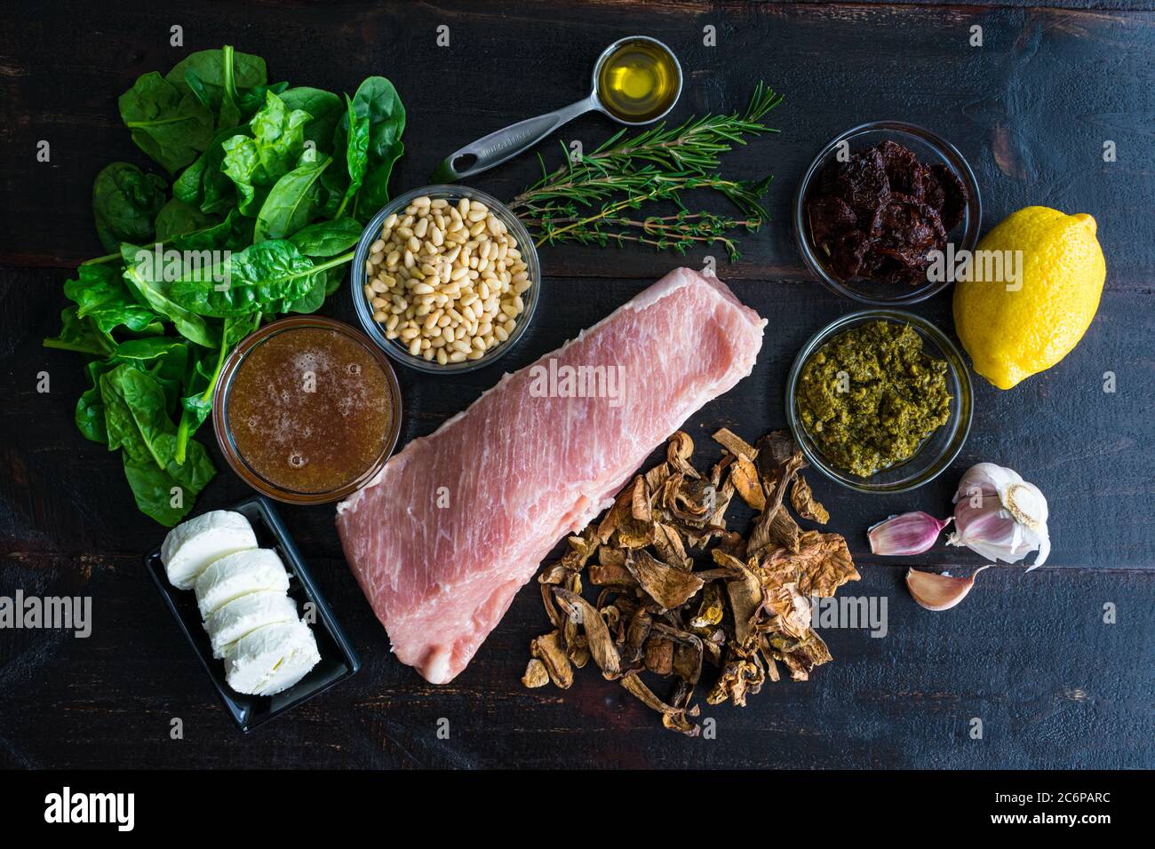 Filet de porc farci méditerranéen Ingrédients: Ingrédients crus utilisés pour faire un rôti de porc farci Banque D'Images