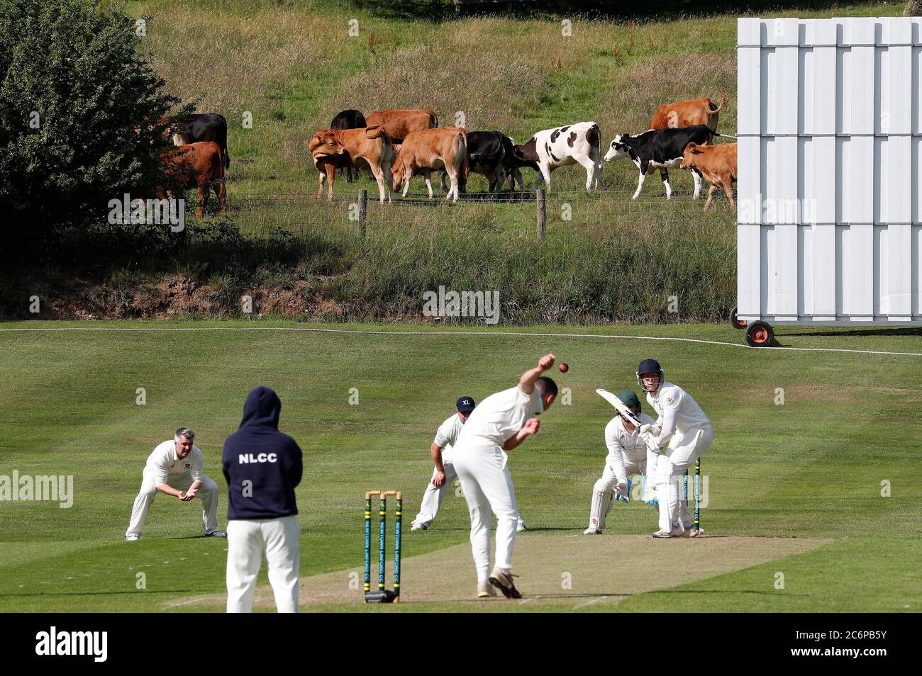 Newtown Linford, Leicestershire, Royaume-Uni. 11 juillet 2020. Newtown Linford Cricket Club joue à Oakham après que le gouvernement du Royaume-Uni ait assoupli les restrictions de confinement en cas de pandémie de coronavirus pour plusieurs activités de plein air. Credit Darren Staples/Alay Live News. Banque D'Images