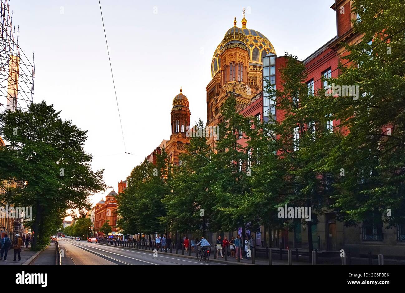 Berlin, Allemagne - 30 juin 2018 : vue sur le dôme et les petites tours de la Nouvelle Synagogue dans le centre de Berlin, au soleil du soir. Banque D'Images