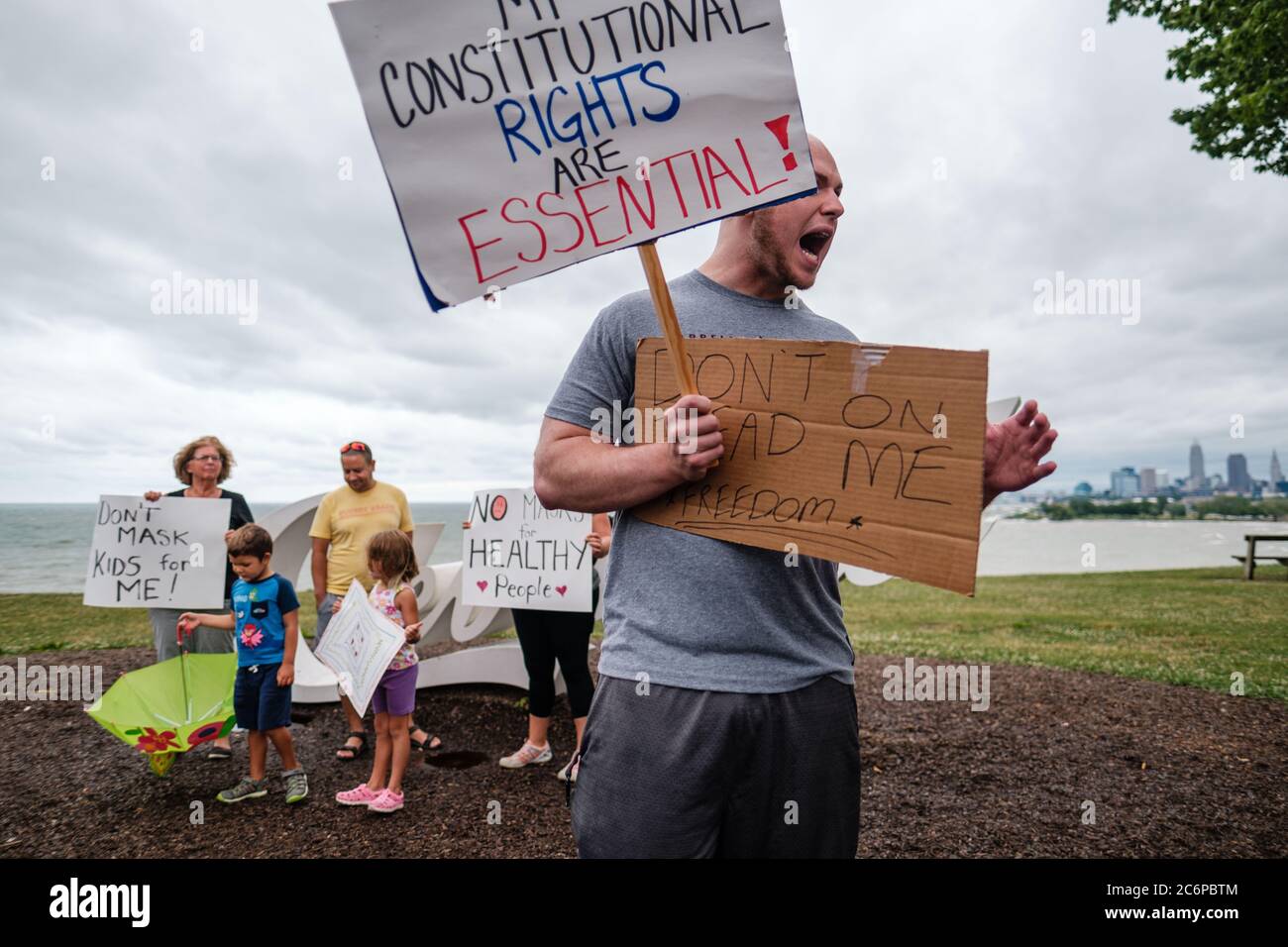 Cleveland, Ohio, États-Unis. 11 juillet 2020. KEVIN FREEMAN exprime son  opinion sur l'utilisation du masque lors d'une manifestation « Ask mandate  Protest », organisée par TERESA MCINNIS WHITE (non représentée) et KEVIN