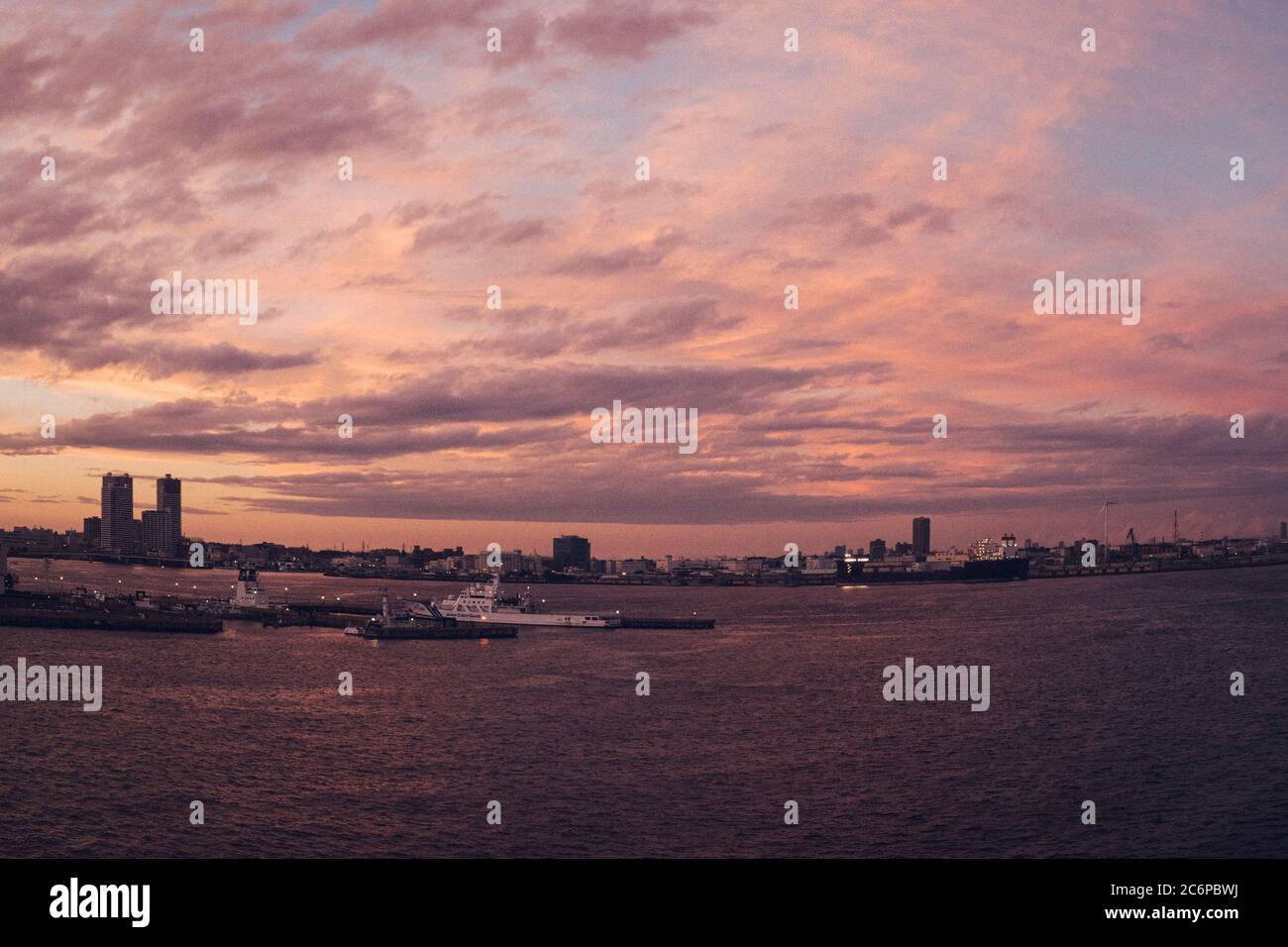 Vue sur la mer au coucher du soleil, ville de Yokohama Japon. Banque D'Images