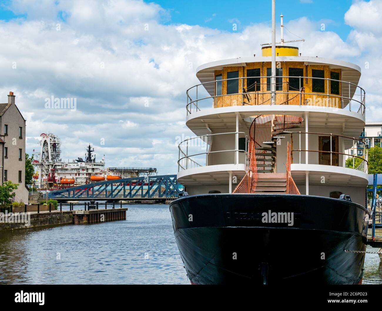 Ocean Mist, navire en cours de conversion en hôtel flottant sur l'eau de Leith, la rive, Leith, Édimbourg, Écosse, Royaume-Uni Banque D'Images