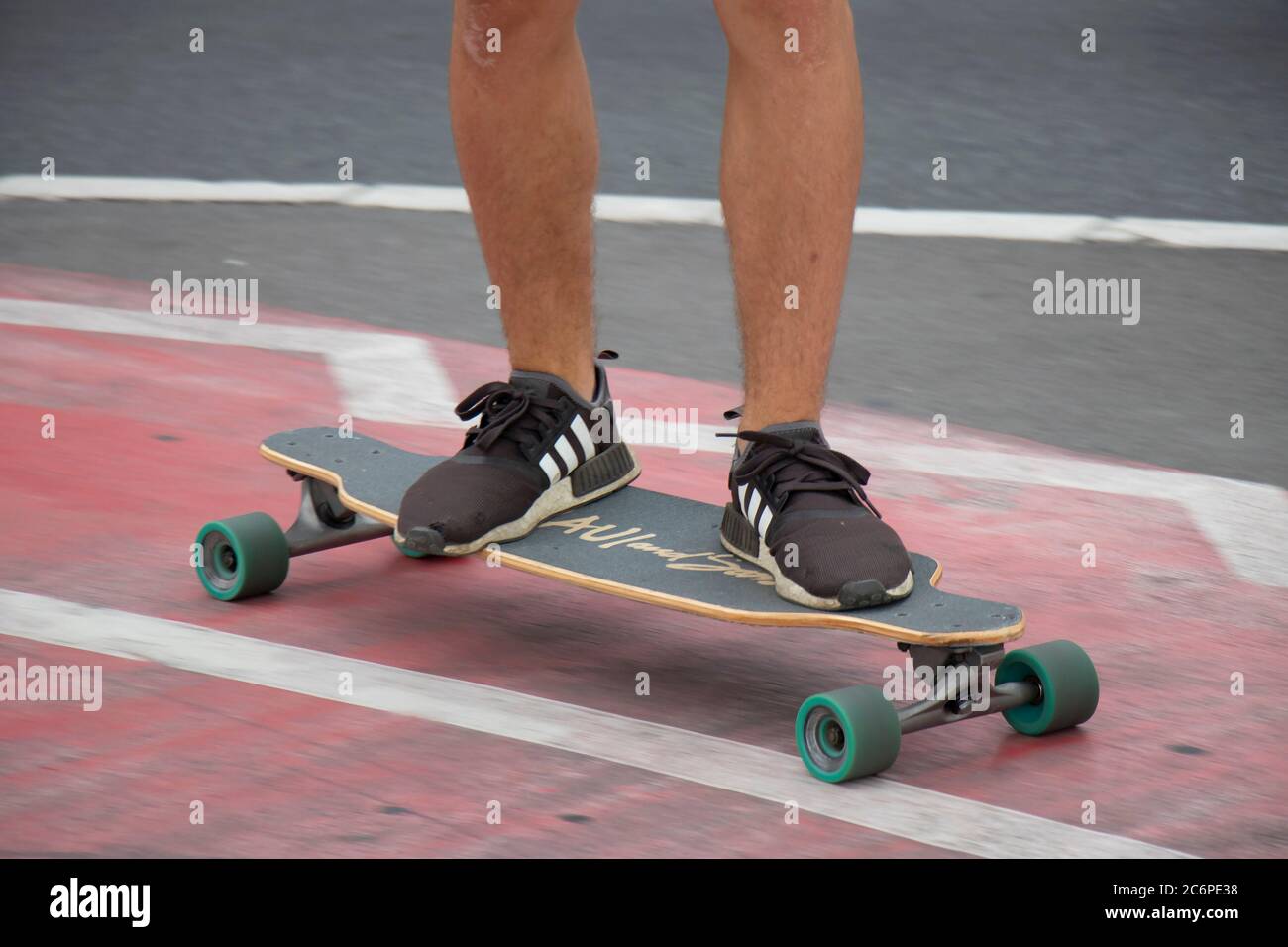 Belgrade, Serbie - 3 juillet 2020 : pattes d'un jeune homme à bord d'un skateboard sur la piste cyclable de la ville Banque D'Images