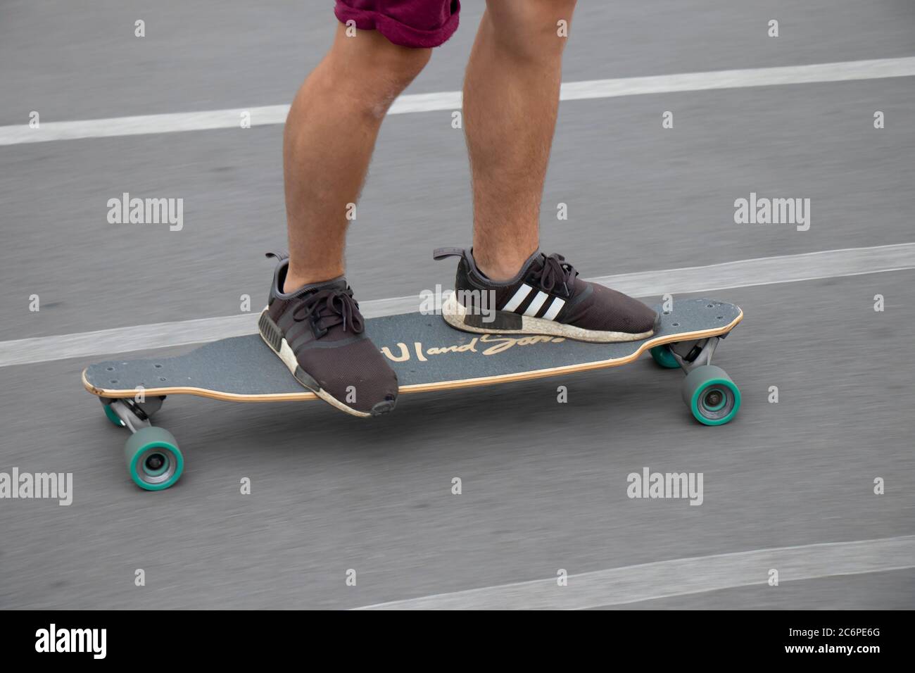Belgrade, Serbie - 3 juillet 2020 : pattes d'un jeune homme à bord d'un skateboard sur la piste cyclable de la ville Banque D'Images