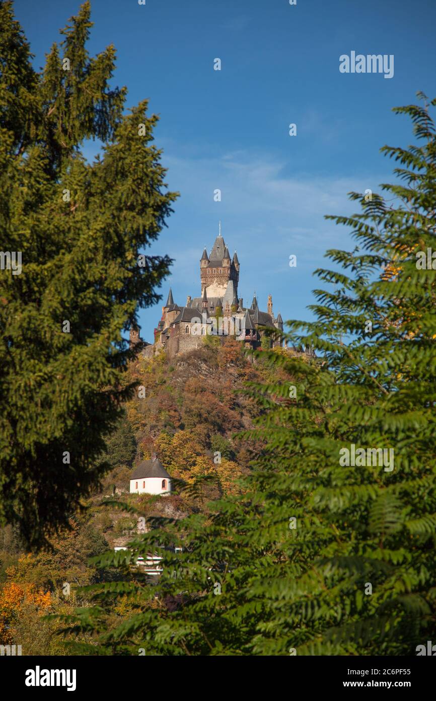 Château de Reichsburg sur la montagne à Cochem Allemagne en automne. Automne Allemagne Banque D'Images