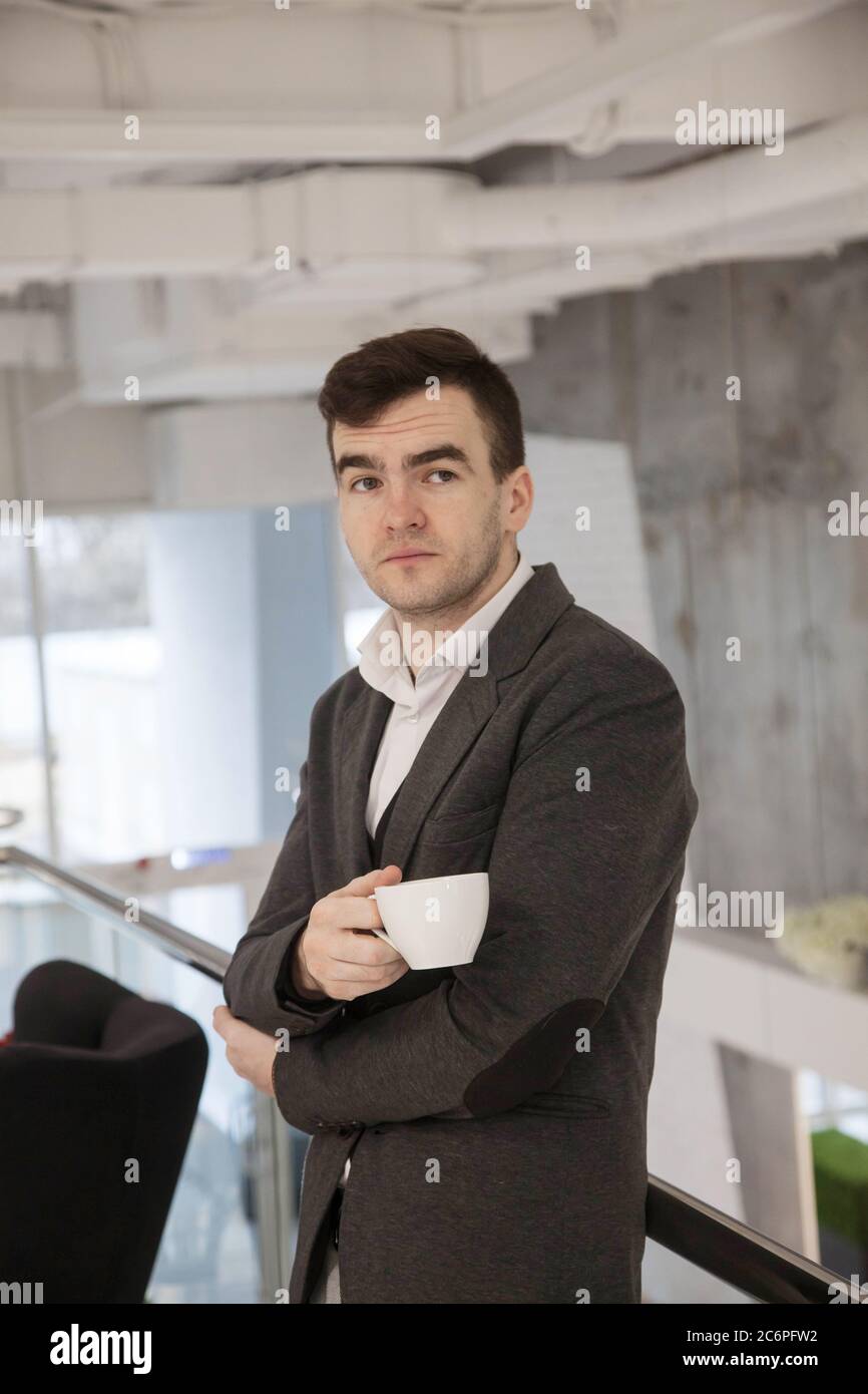 homme d'affaires travaillant dans un bureau moderne lumineux dans un costume d'affaires Banque D'Images