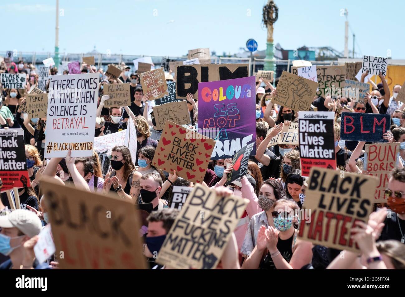 Brighton Seafront/Palace Pier, Brighton, Royaume-Uni. 11 juillet 2020. Black Lives Matter des marches de protestation le long du front de mer avant de se diriger vers le nord en ville . Photo par crédit : Julie Edwards/Alamy Live News Banque D'Images