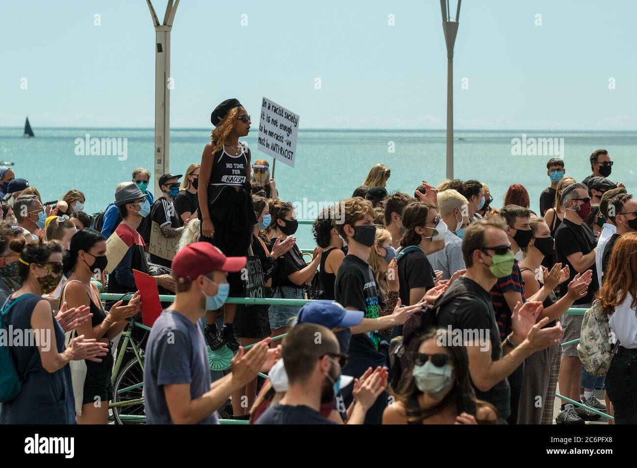 Brighton Seafront/Palace Pier, Brighton, Royaume-Uni. 11 juillet 2020. Black Lives Matter des marches de protestation le long du front de mer avant de se diriger vers le nord en ville . Photo par crédit : Julie Edwards/Alamy Live News Banque D'Images