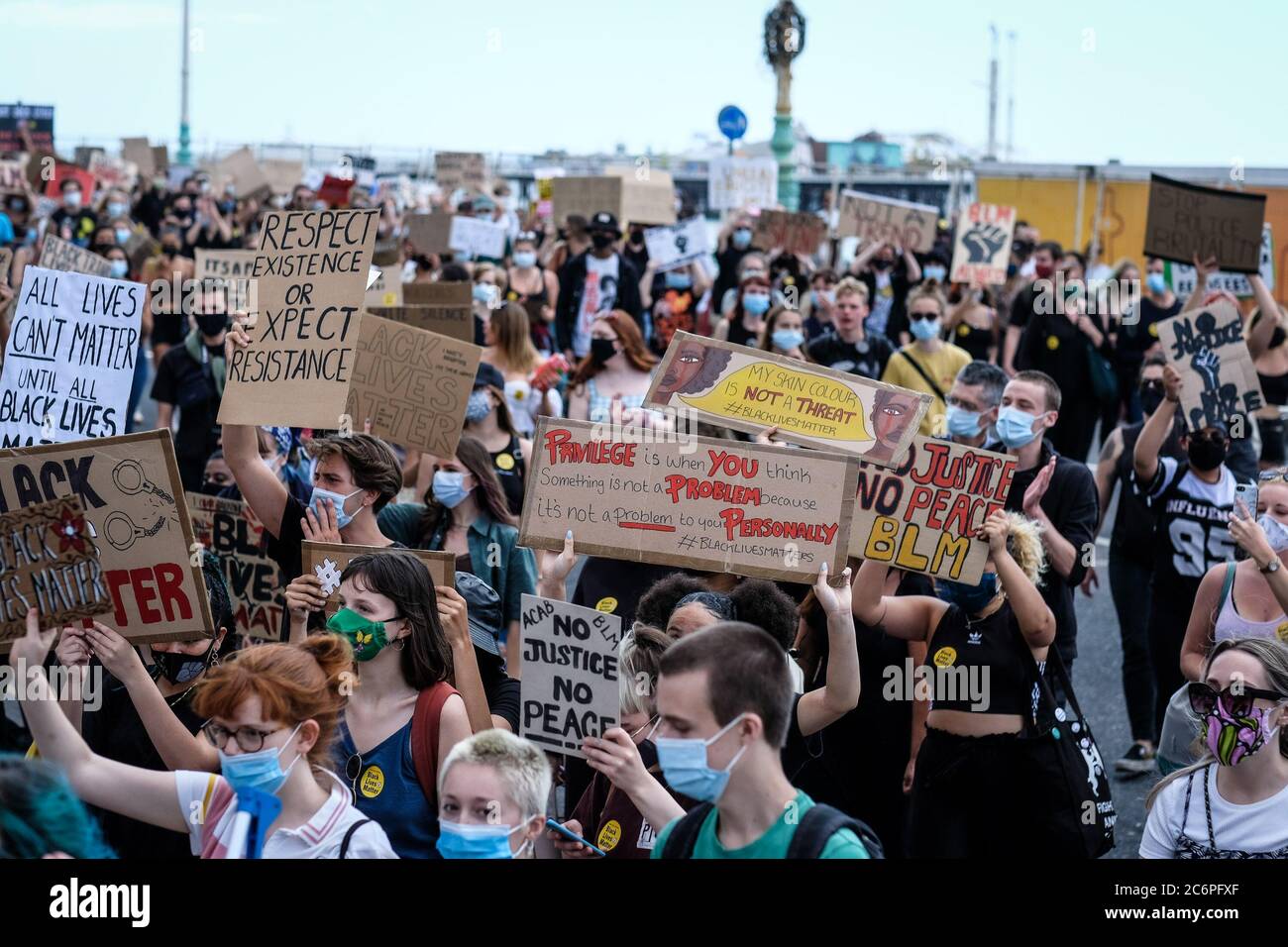 Brighton Seafront/Palace Pier, Brighton, Royaume-Uni. 11 juillet 2020. Black Lives Matter des marches de protestation le long du front de mer avant de se diriger vers le nord en ville . Photo par crédit : Julie Edwards/Alamy Live News Banque D'Images