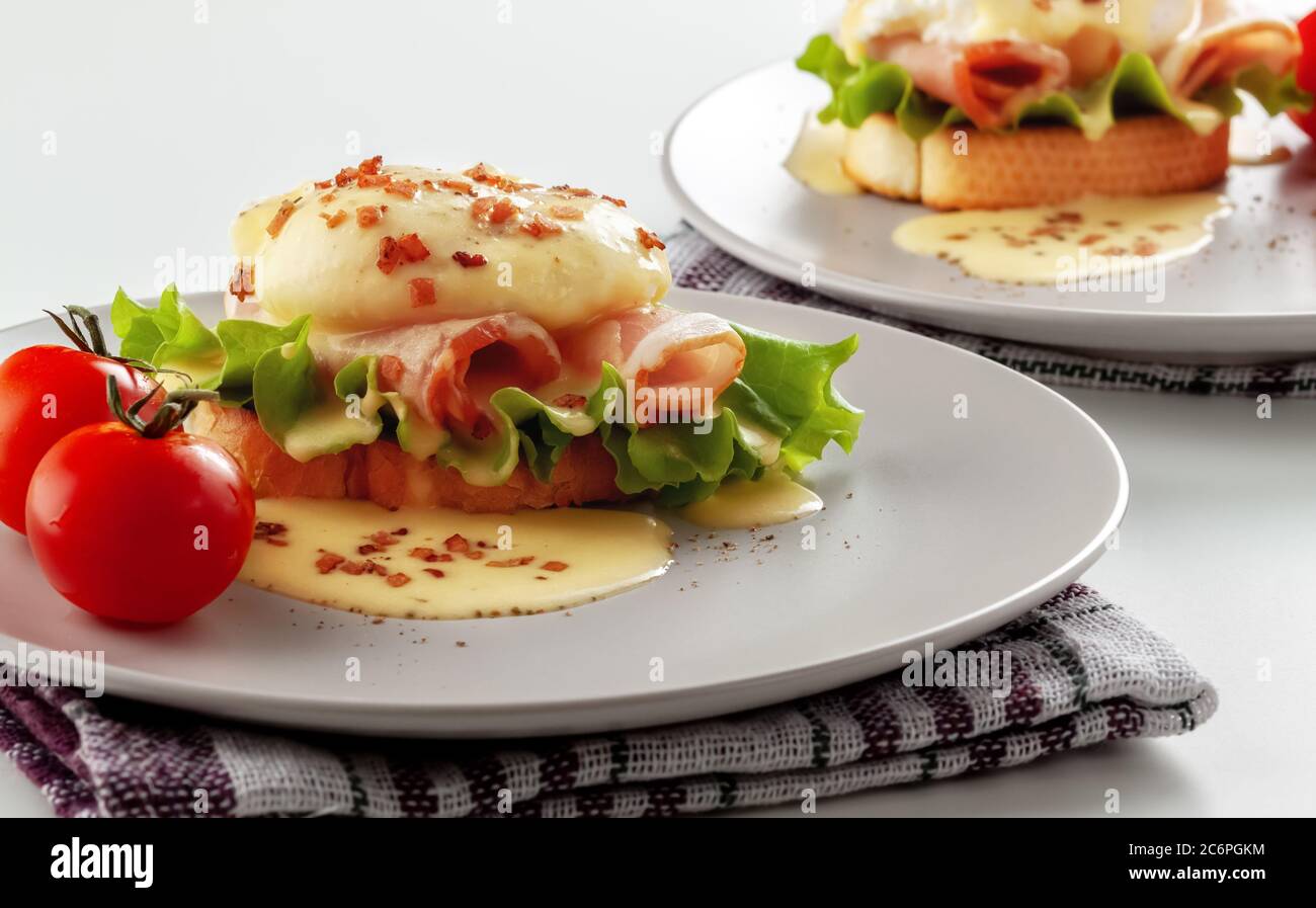 Œufs Benedict sur des muffins grillés avec jambon et sauce Banque D'Images