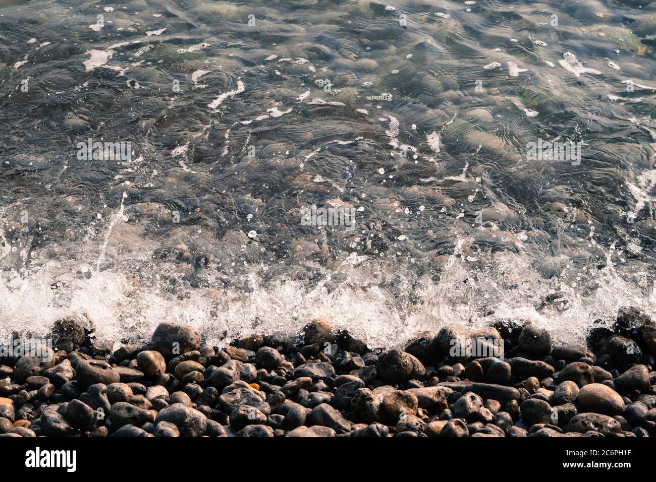 Image de fond de galets sur la plage, au bord de la mer Banque D'Images