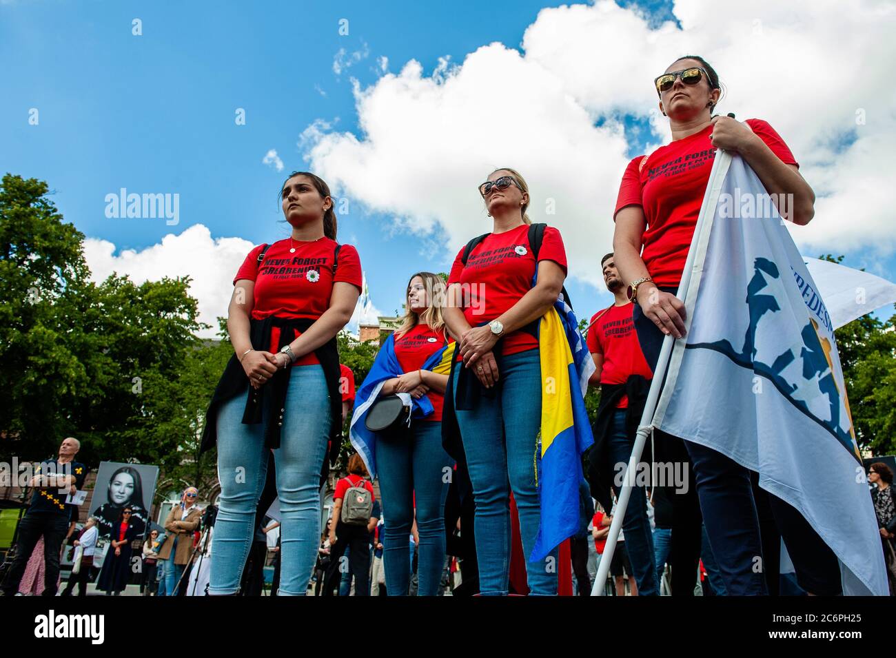 Un groupe de femmes serbes porte des t-shirts rouges écrits sur jamais oublier pendant la cérémonie.le Mémorial national de Srebrenica-génocide a lieu chaque année le 11 juillet à Het plein à la Haye depuis 1997. Ce jour-ci, plus de huit mille victimes du génocide de Srebrenica sont commémorées. En raison de la situation du coronavirus, peu de personnes ont été autorisées à rester sur la place, la cérémonie pourrait également être suivie par un flux en direct. L'ancien ministre Jan Pronk et le ministre de la Défense Ank Bijleveld ont tous deux prononcé un discours, et les noms des victimes ont été lus, suivis d'un moment de deux minutes de sile Banque D'Images