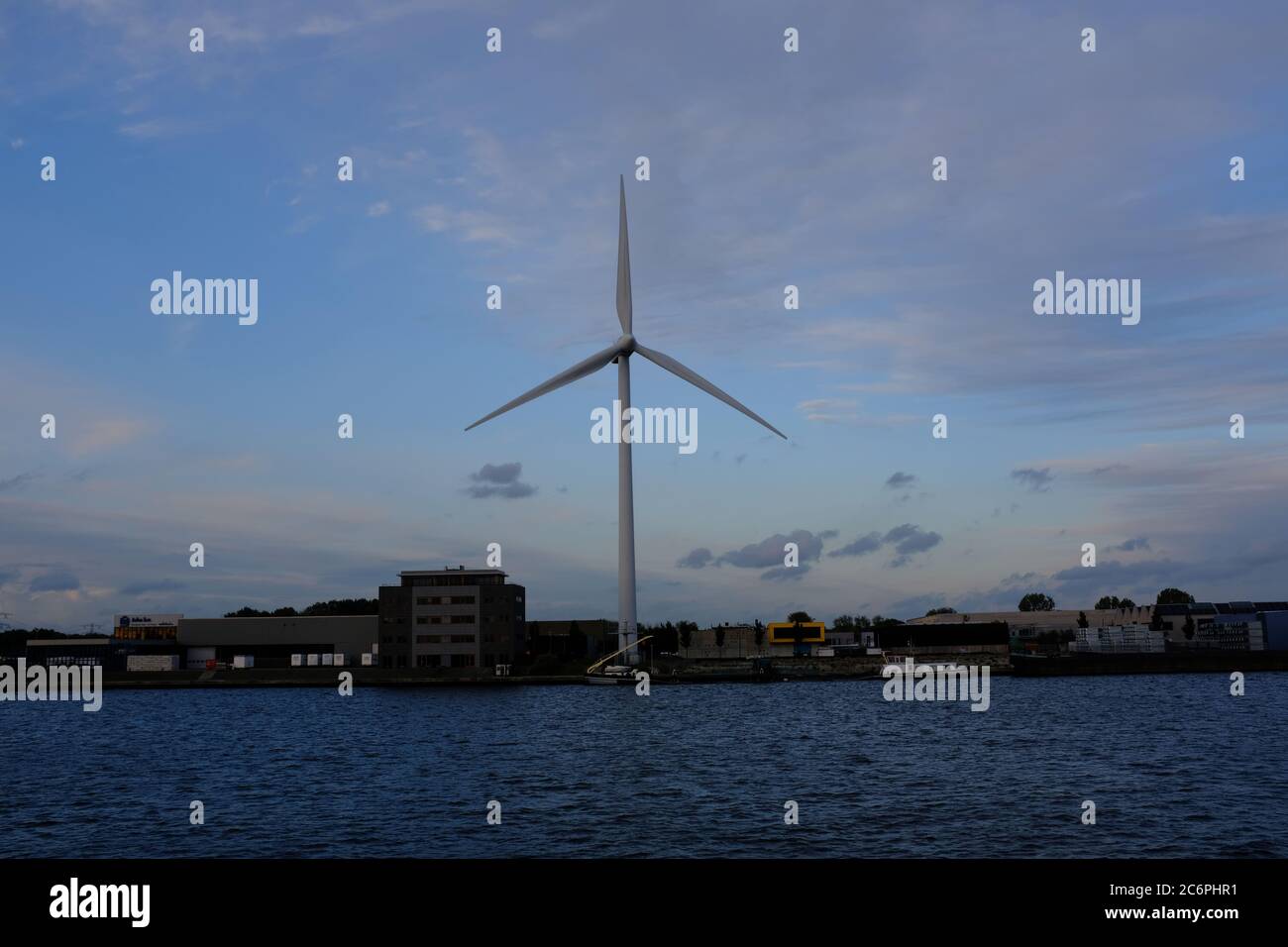Moulin à vent dans la zone industrielle du port d'Amsterdam proche du centre vu de la rivière Banque D'Images