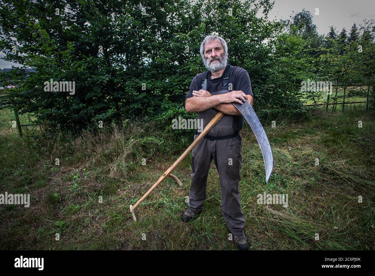 homme au travail dans son jardin Banque D'Images