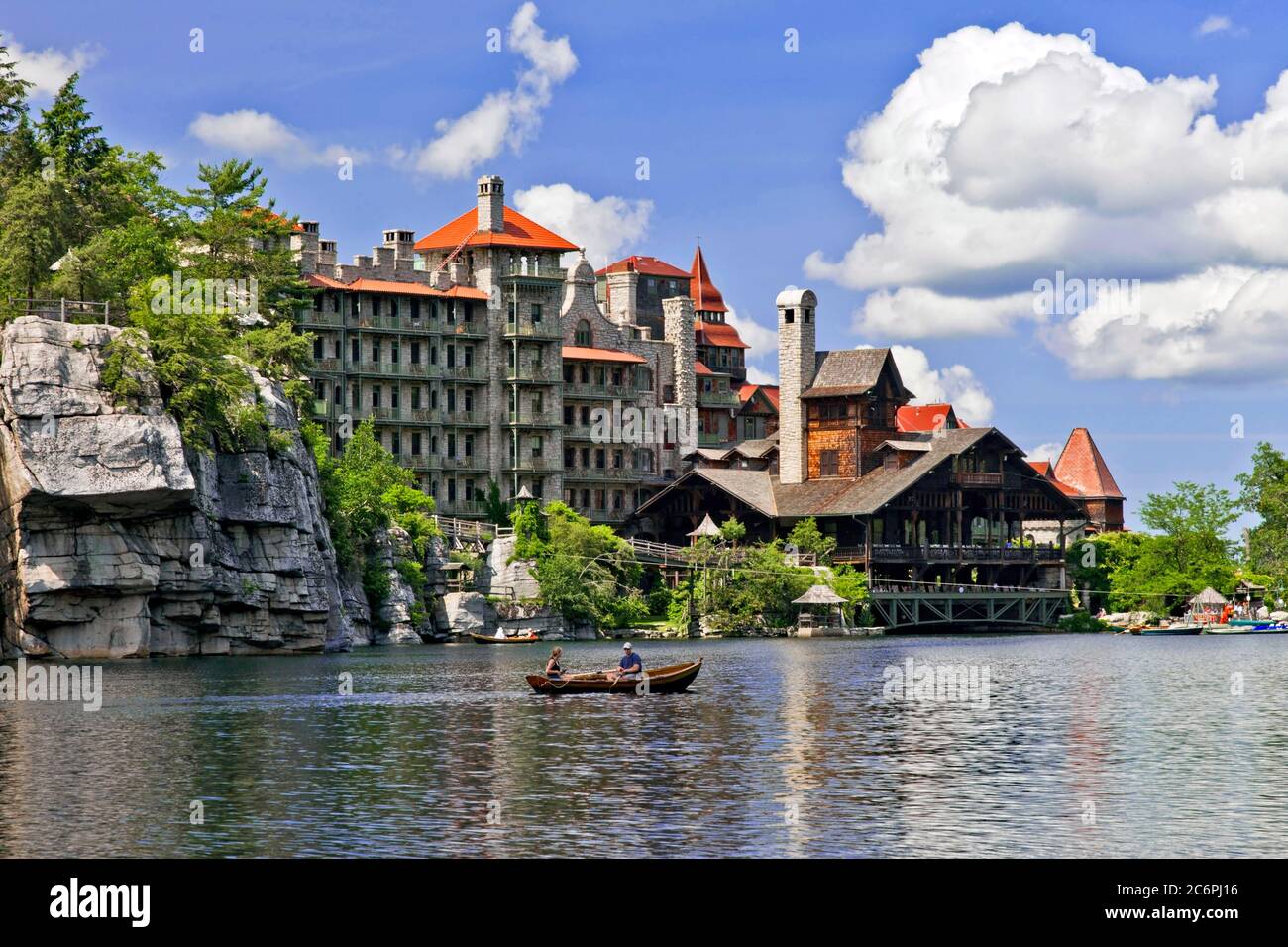 La maison de montagne Mohonk et le lac Mohonk, montagnes Catskill, New York Banque D'Images