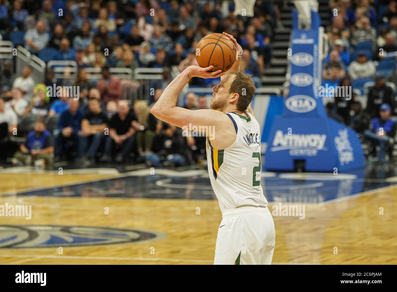 Joe Ingles, d'Utah Jazz, tire trois points. (Amway Centre à Orlando le vendredi 4 janvier 2020) photo : Marty Jean-Louis Banque D'Images