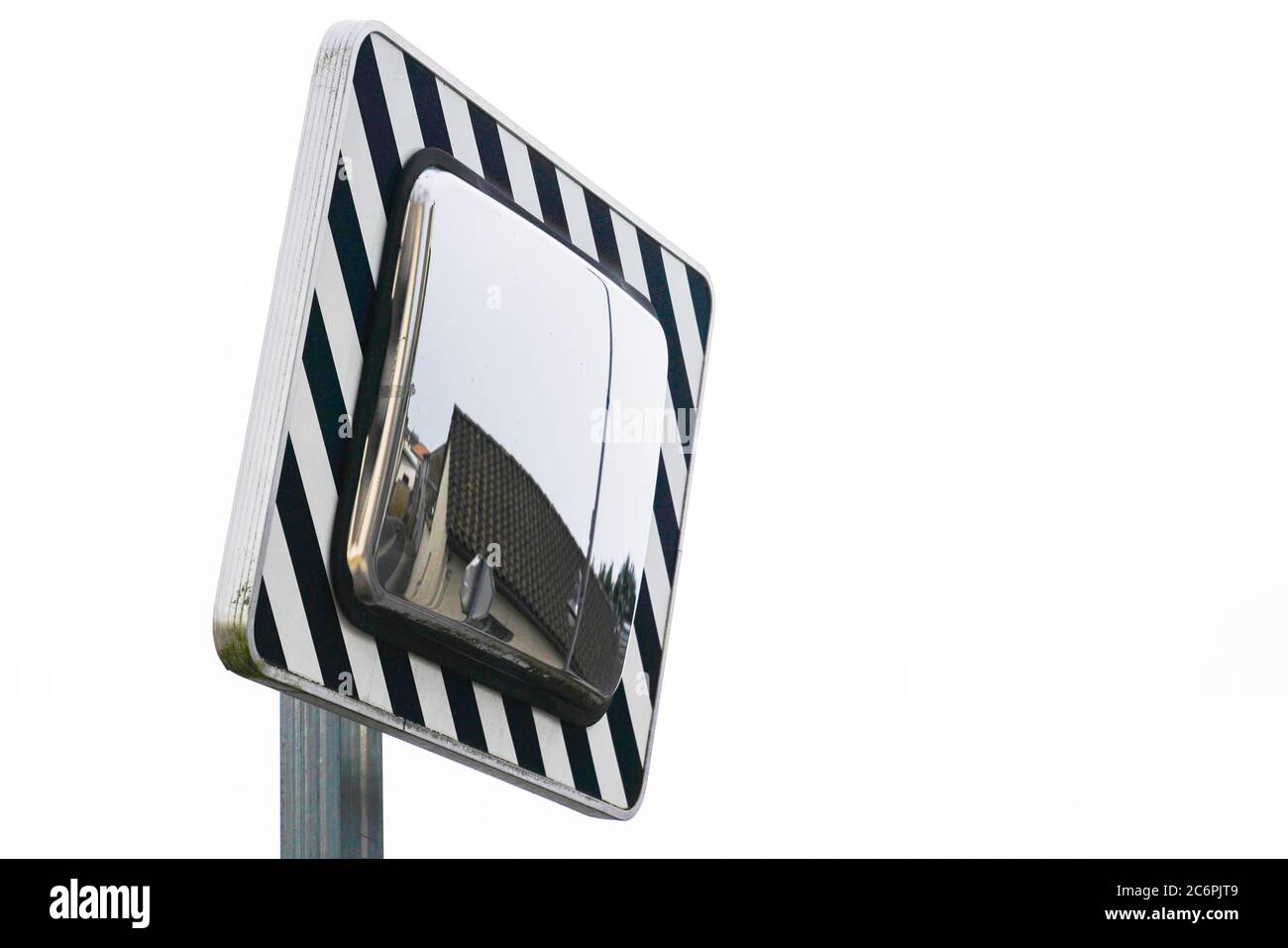 miroir de sécurité convexe extérieur de rue, réfléchissant le bord de route  urbain Photo Stock - Alamy