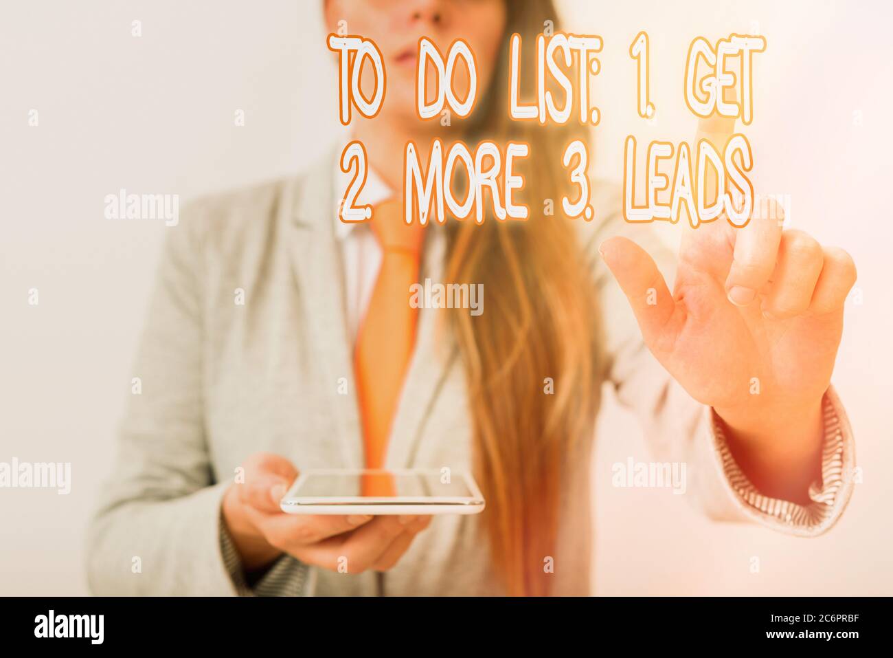 Liste des tâches à écrire : 1. Obtenez 2. Plus 3. Dérivations. Plan conceptuel de publicité de photo pour attirer des clients modèle avec le doigt pointant symbolisant Banque D'Images