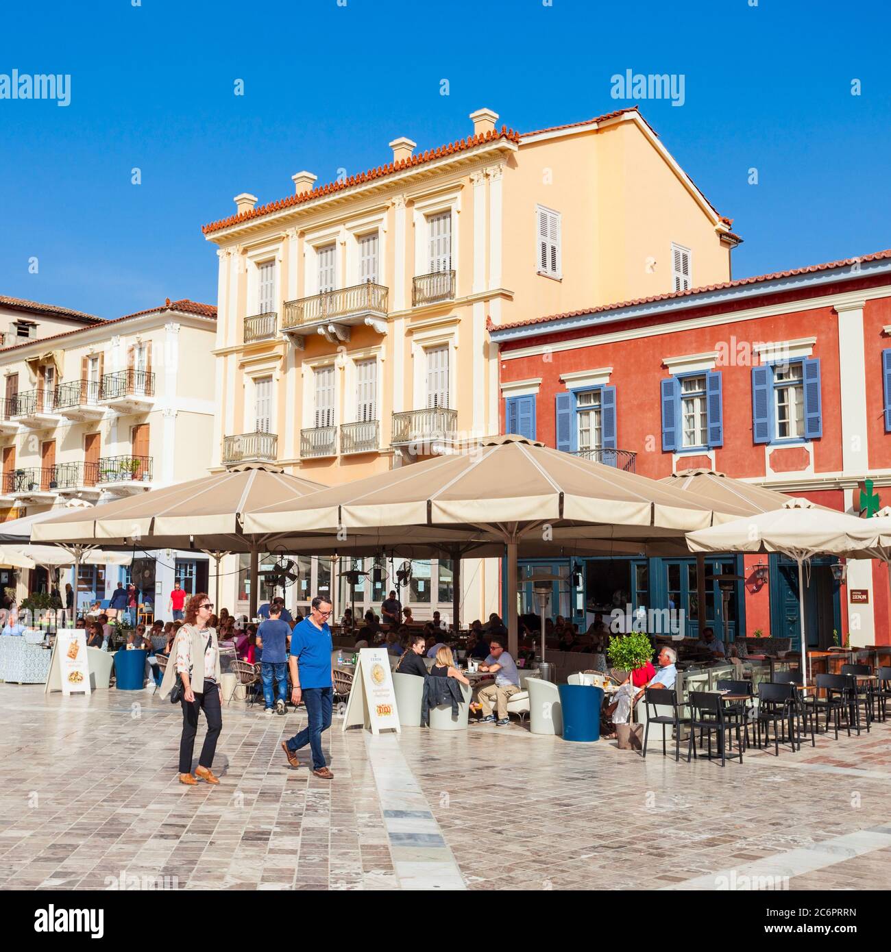 Nauplie, GRÈCE - 16 octobre 2016 : Constitution Square Syntagma ou est la place centrale de la ville de Nauplie en Grèce. Banque D'Images