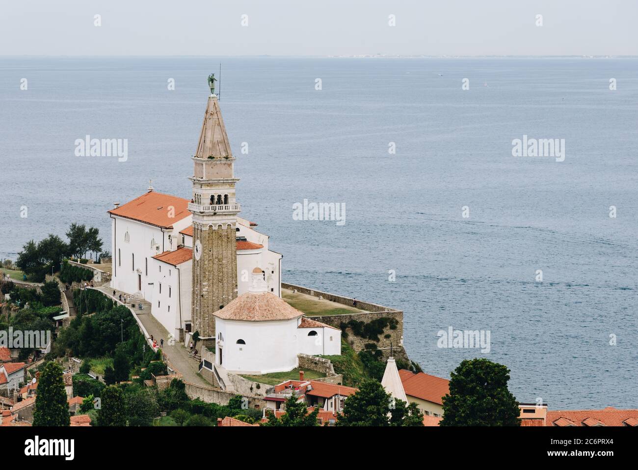 Mer calme et plate et cathédrale Saint George à Piran Banque D'Images