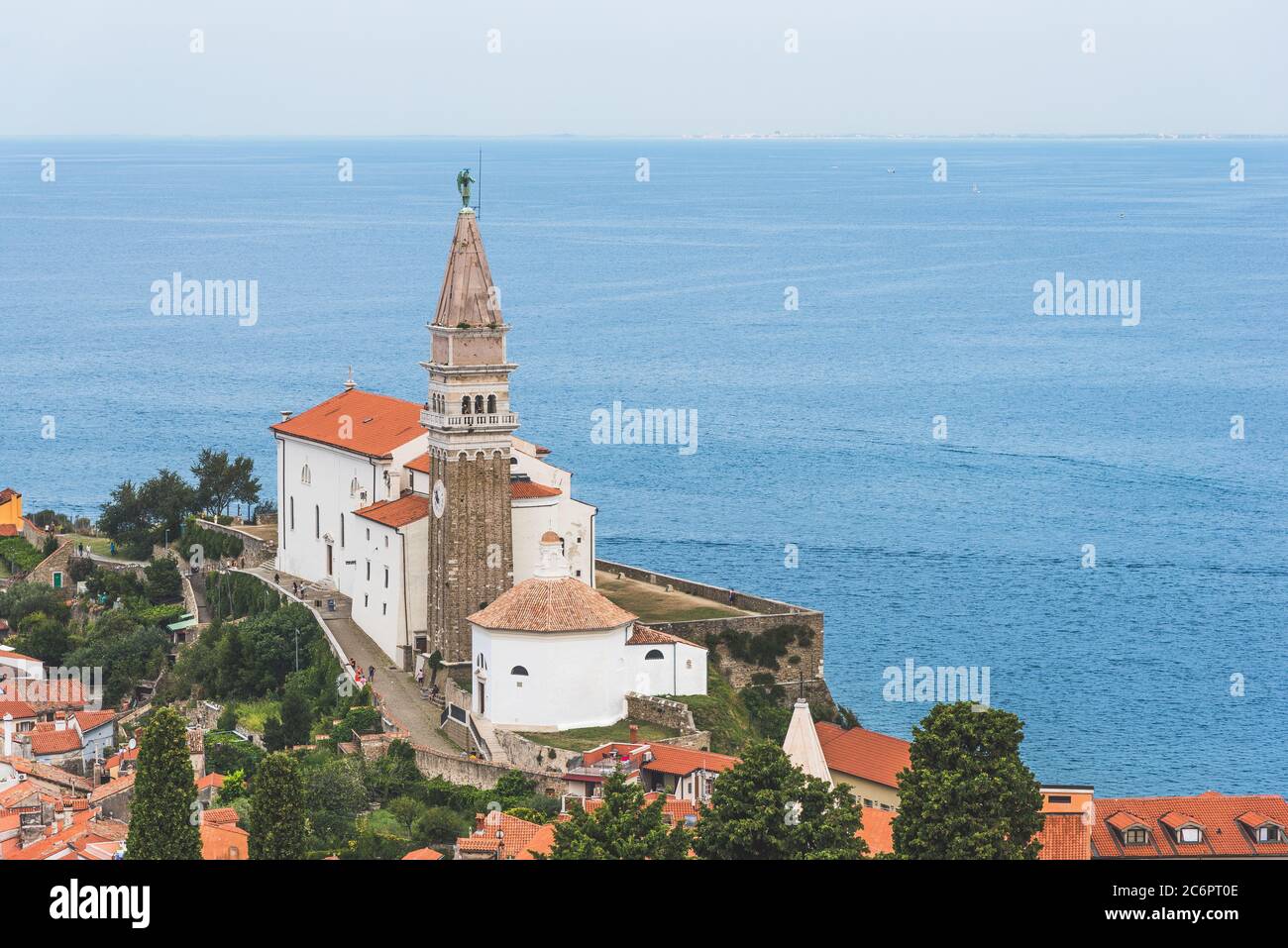 Mer calme et plate et cathédrale Saint George à Piran Banque D'Images