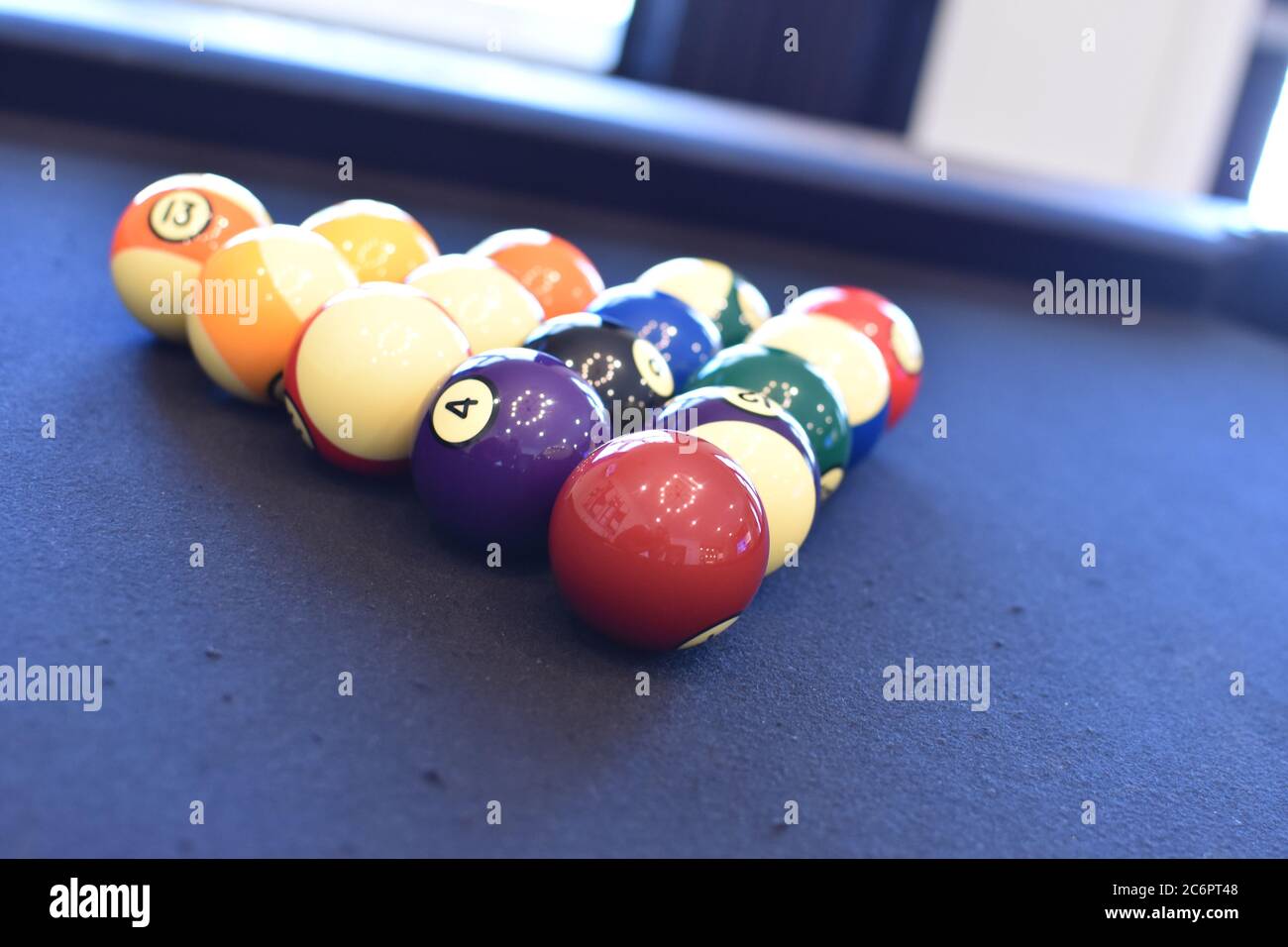 Table de billard noire, billard 8ball - gros plan d'un homme jouant au billard Banque D'Images